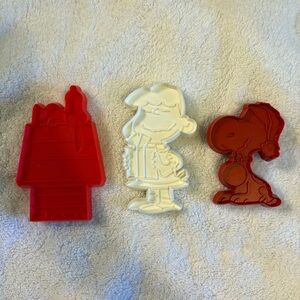 Vintage Peanuts Cookie Cutters Snoopy Doghouse, Lucy, Santa Snoopy Red White
